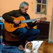 Tocando la guitarra en casa,con juan.