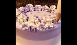تزیین کیک خامه ای با شیرینی ماکارون | khanepaz.com
