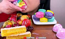 چالش غذا خوری ( ماکارون کرپ کیک رنگین گمونی میوه با روکش شکر موچی ) PHAN ASMR