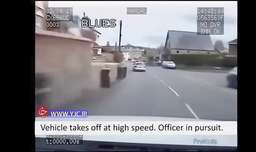ولز _ بریتانیا | حمله سارقان دیوانه به خودروی پلیس زن!