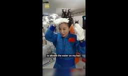 فضانورد چینی شستن موها در فضا را به نمایش می گذارد