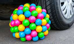 چالش تفریحی خرد کردن وسایل کیوت زیر ماشین - له کردن توپ های رنگی