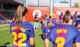 پشت صحنه عکس رسمی تیم مردان بارسلونا با تیم زنان