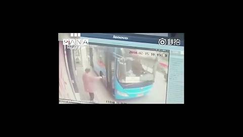 اقدام ناجوانمردانه راننده اتوبوس با یک پیرمرد!