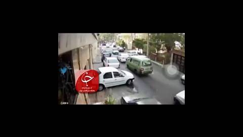 تصادف عمدی راننده دیوانه با چند خودرو در تهران که منجر به چند تصادف وحشتناک شد