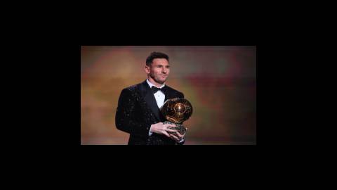 اهدای جایزه برترین بازیکن سال به لیونل مسی