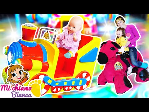 La bambola Emily scappa dalla bambina Bianca! Giochi di fratelli nel parco giochi per bambini