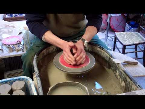 Basic Pottery / Ceramics Techniques : Centering the clay.