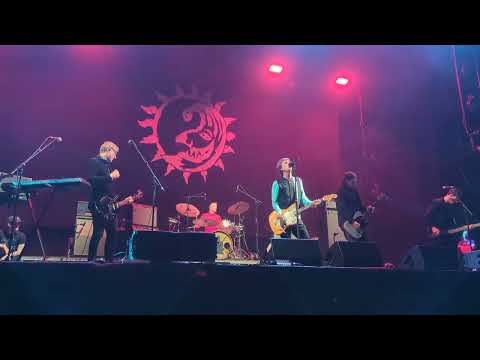 Johnny Marr with Billy Duffy cover Depeche Mode"s I Feel You, Beautiful Days, Devon 18.08.23