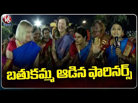 Foreign Women Celebrating Bathukamma At Tank Bund | Teenmaar Chandravva | V6 News