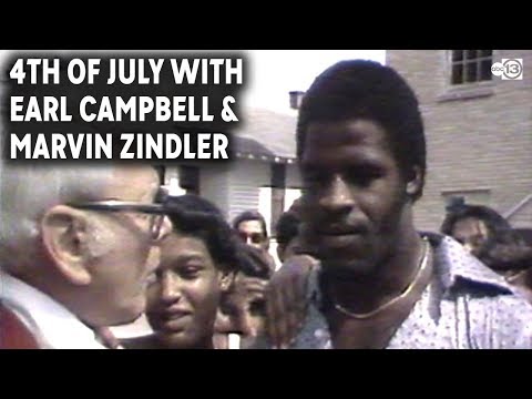 Earl Campbell signs autographs with ABC13's Marvin Zindler