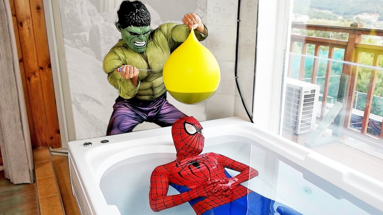 Spider Man Hulk İn The Pool BALLOON in COCA Cola PRANK!